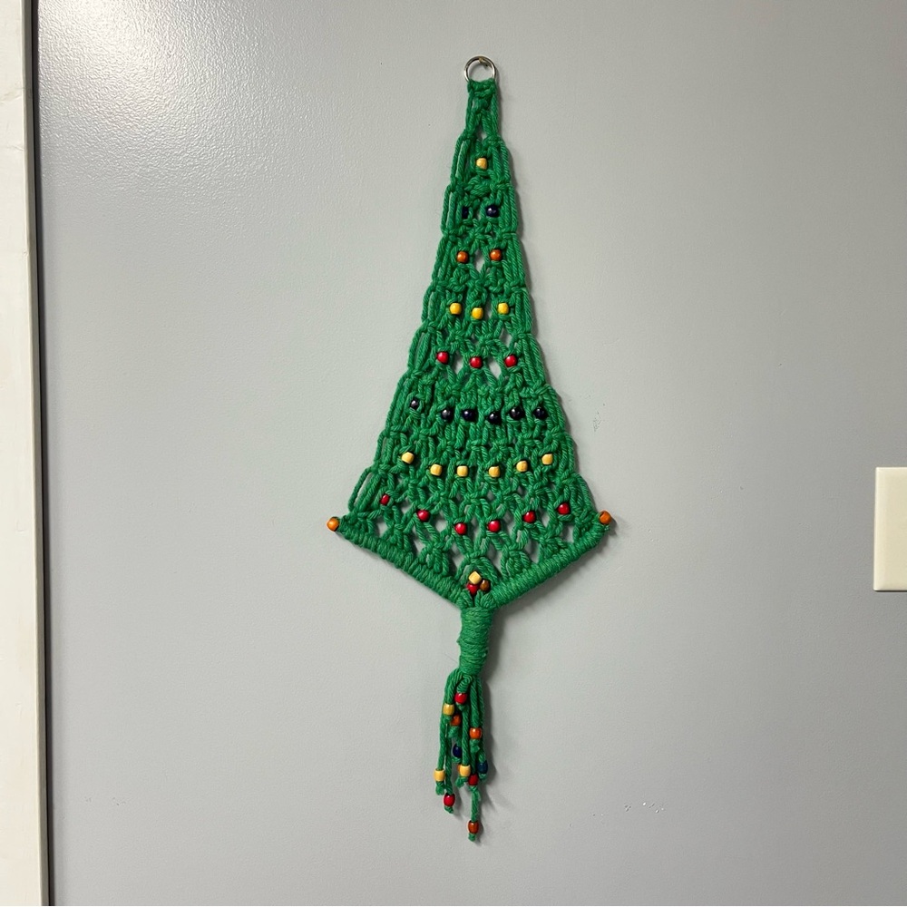 vintage macrame‎ christmas tree green red wooden beads wall hanging kitschy